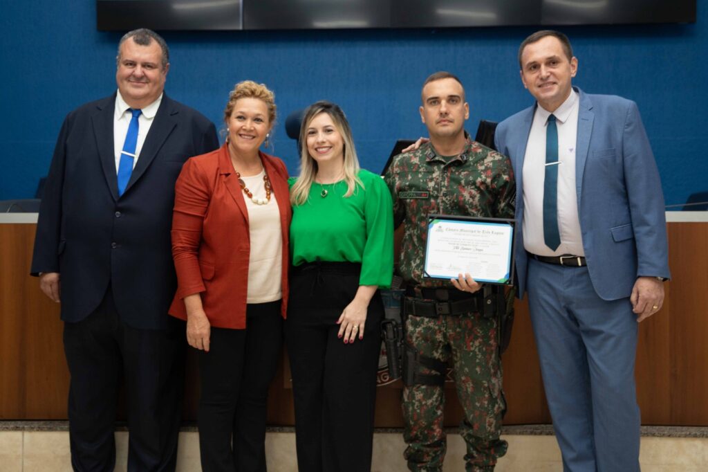Títulos, Diplomas e Moções são entregues em sessão solene Títulos, Diplomas e Moções são entregues em sessão solene
