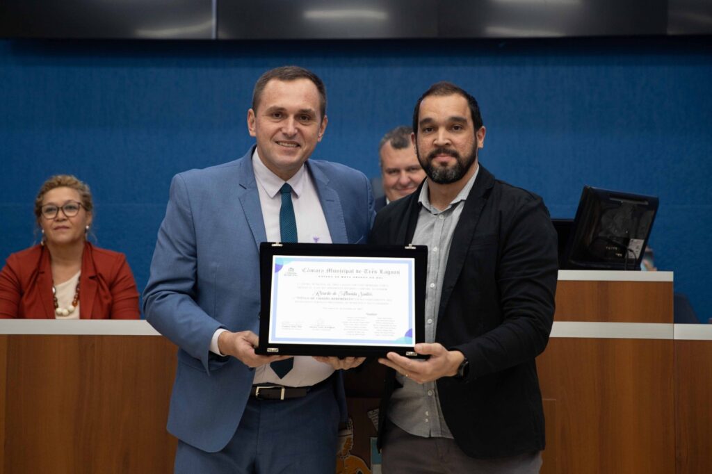 Títulos, Diplomas e Moções são entregues em sessão solene Títulos, Diplomas e Moções são entregues em sessão solene