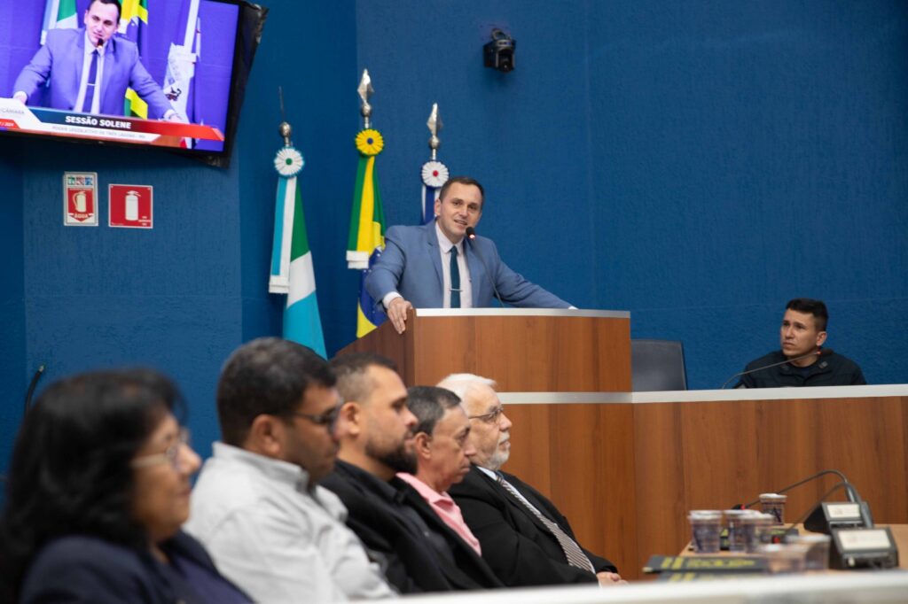 Títulos, Diplomas e Moções são entregues em sessão solene Títulos, Diplomas e Moções são entregues em sessão solene