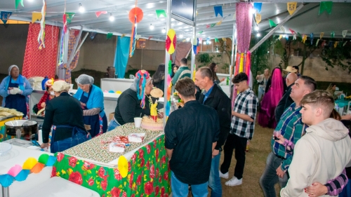 Servidores festejam com suas famílias em noite solidária no Arraiá do TCE-MS Servidores festejam com suas famílias em noite solidária no Arraiá do TCE-MS