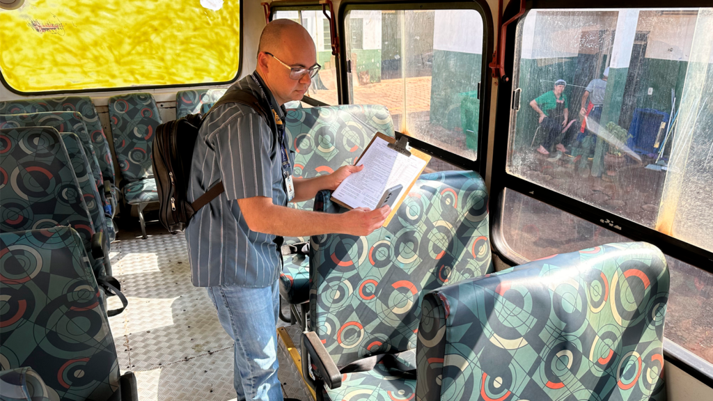 TCE-MS fiscaliza frota de ônibus escolar em Sidrolândia TCE-MS fiscaliza frota de ônibus escolar em Sidrolândia