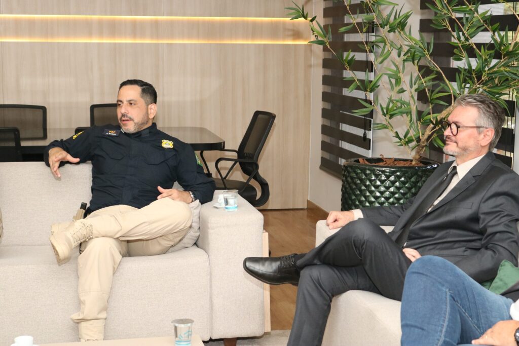 Delegado-Geral da Polícia Civil recebe visita do Superintendente da PRF para alinhamento de trabalhos conjuntos Delegado-Geral da Polícia Civil recebe visita do Superintendente da PRF para alinhamento de trabalhos conjuntos