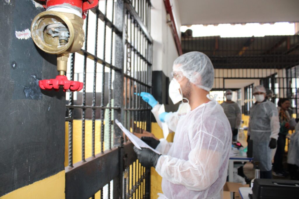 Polícia Científica de MS realiza coleta de material genético de 150 presos condenados em Três Lagoas Polícia Científica de MS realiza coleta de material genético de 150 presos condenados em Três Lagoas