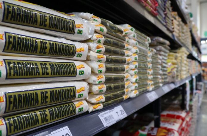 Governo-reduziu-impostos-de-produtos-da-cesta-basica-farinha-de-mandioca-Foto-Alvaro-Rezende1-730x480