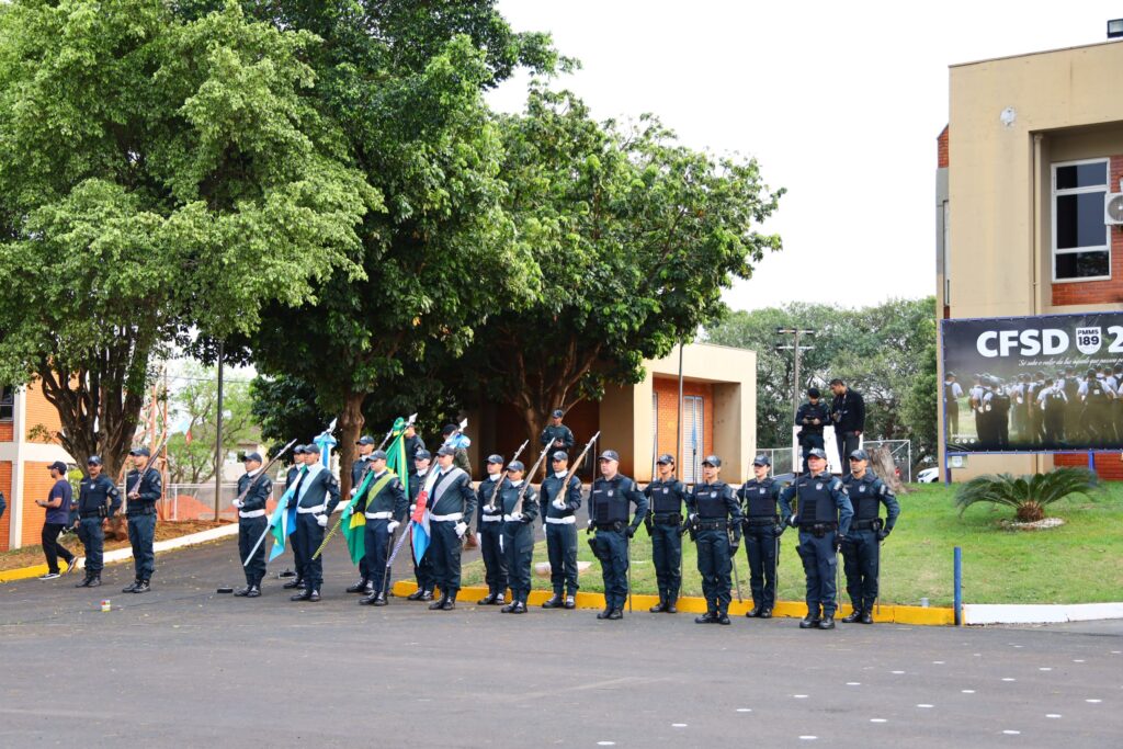Delegado-Geral da Polícia Civil prestigia solenidade de formatura de 479 novos soldados da Polícia Militar em Campo Grande Delegado-Geral da Polícia Civil prestigia solenidade de formatura de 479 novos soldados da Polícia Militar em Campo Grande