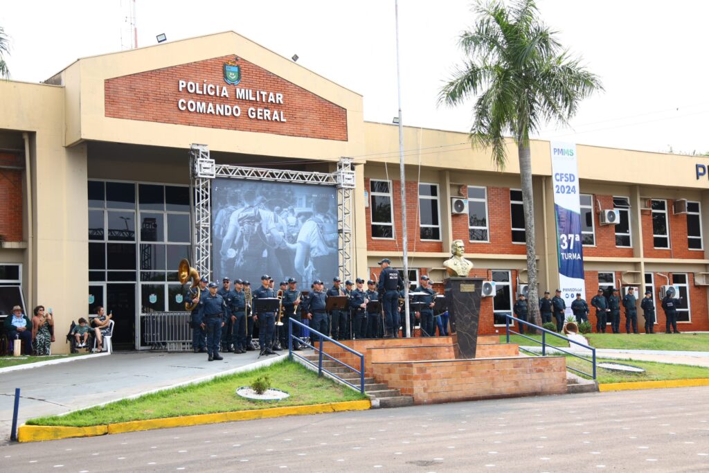 Delegado-Geral da Polícia Civil prestigia solenidade de formatura de 479 novos soldados da Polícia Militar em Campo Grande Delegado-Geral da Polícia Civil prestigia solenidade de formatura de 479 novos soldados da Polícia Militar em Campo Grande