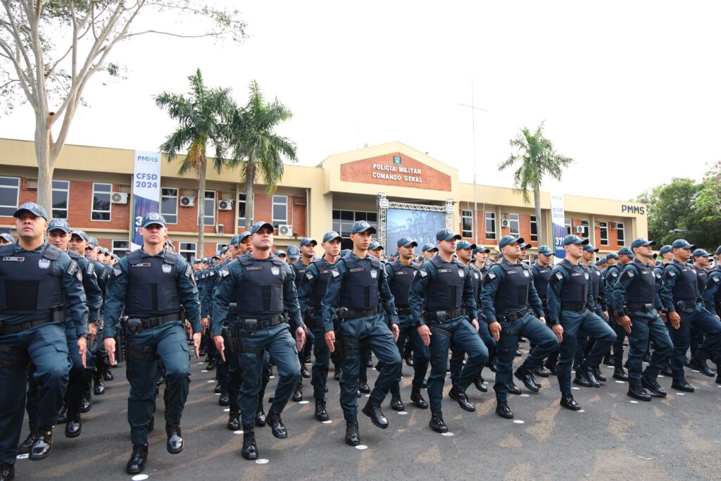 Delegado-Geral da Polícia Civil prestigia solenidade de formatura de 479 novos soldados da Polícia Militar em Campo Grande Delegado-Geral da Polícia Civil prestigia solenidade de formatura de 479 novos soldados da Polícia Militar em Campo Grande
