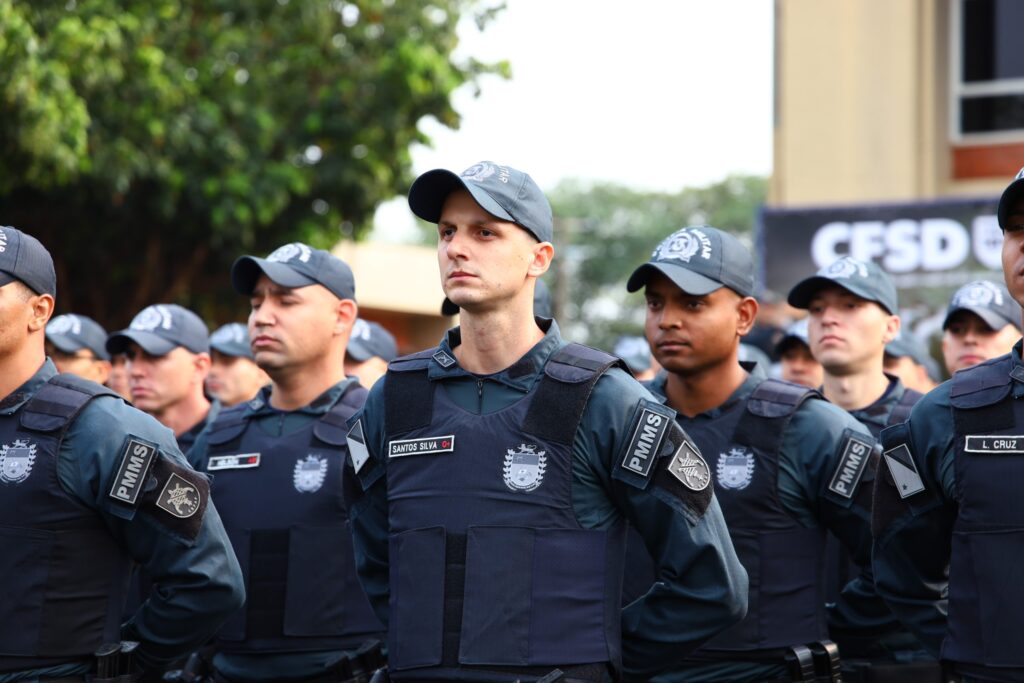 Delegado-Geral da Polícia Civil prestigia solenidade de formatura de 479 novos soldados da Polícia Militar em Campo Grande Delegado-Geral da Polícia Civil prestigia solenidade de formatura de 479 novos soldados da Polícia Militar em Campo Grande