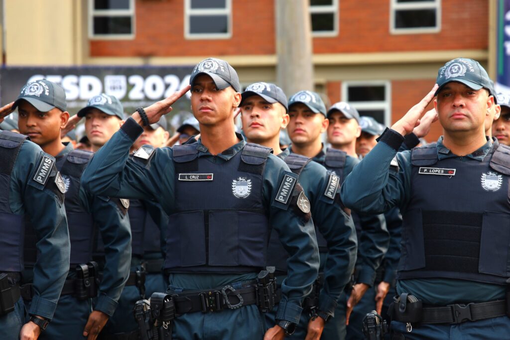Delegado-Geral da Polícia Civil prestigia solenidade de formatura de 479 novos soldados da Polícia Militar em Campo Grande Delegado-Geral da Polícia Civil prestigia solenidade de formatura de 479 novos soldados da Polícia Militar em Campo Grande