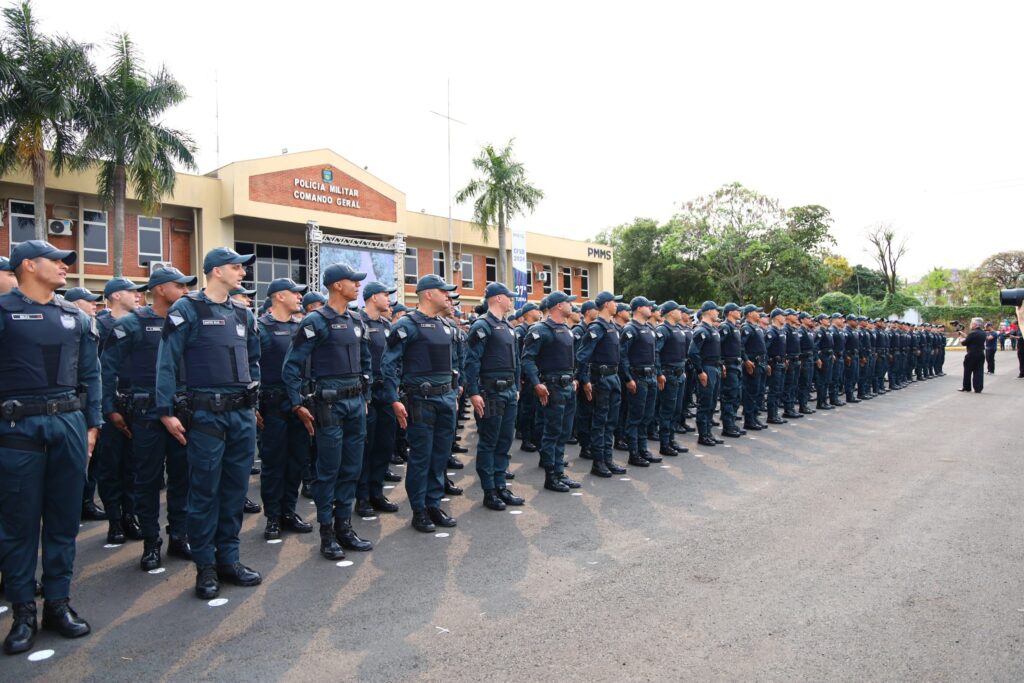 Delegado-Geral da Polícia Civil prestigia solenidade de formatura de 479 novos soldados da Polícia Militar em Campo Grande Delegado-Geral da Polícia Civil prestigia solenidade de formatura de 479 novos soldados da Polícia Militar em Campo Grande