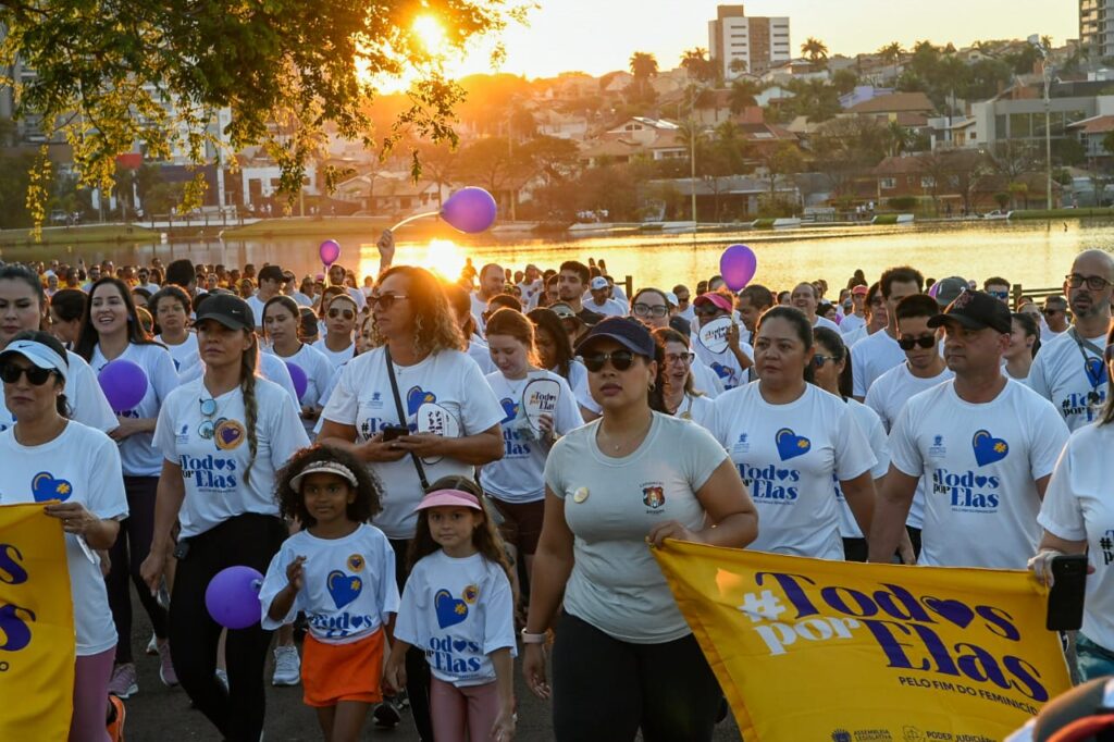 TODOS POR ELAS: Caminhada reúne homens, mulheres e crianças em combate ao feminicídio TODOS POR ELAS: Caminhada reúne homens, mulheres e crianças em combate ao feminicídio