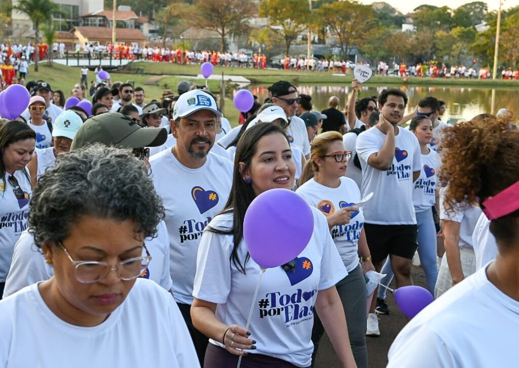 TODOS POR ELAS: Caminhada reúne homens, mulheres e crianças em combate ao feminicídio TODOS POR ELAS: Caminhada reúne homens, mulheres e crianças em combate ao feminicídio