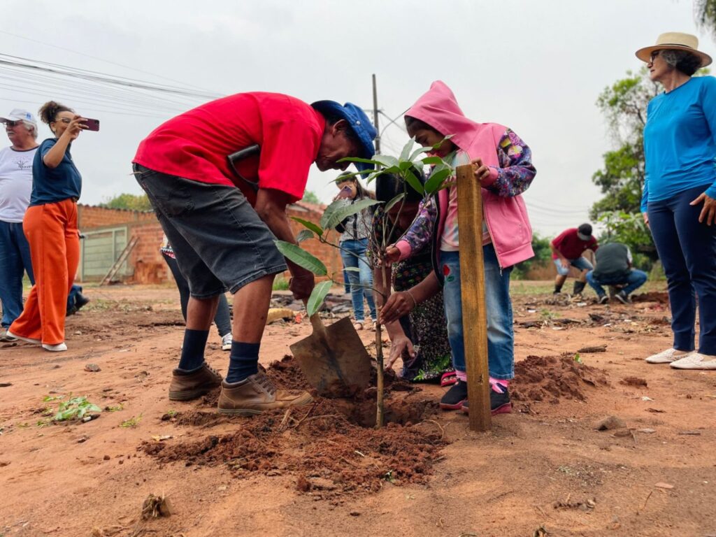 Ação Cidadania ECOmunitária planta árvores e semeia a ideia de que o futuro é ancestral Ação Cidadania ECOmunitária planta árvores e semeia a ideia de que o futuro é ancestral