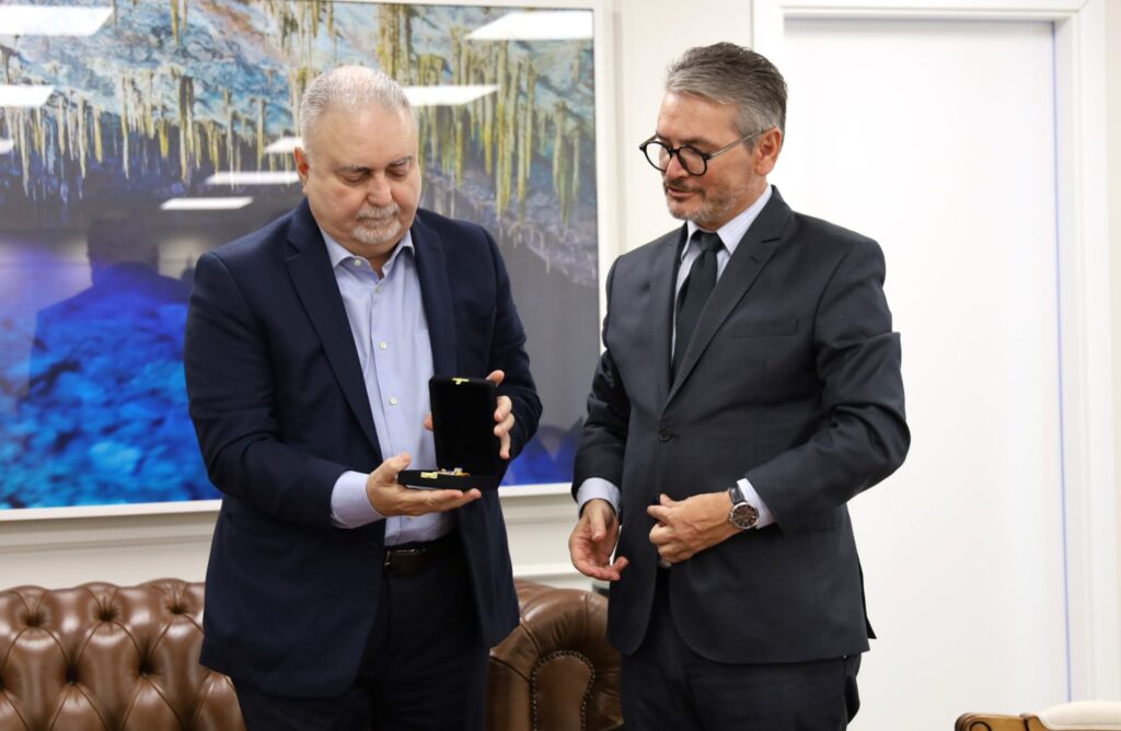 Delegado-Geral da Polícia Civil homenageia Presidente do Tribunal de Justiça de MS com Medalha Prêmio em visita institucional Delegado-Geral da Polícia Civil homenageia Presidente do Tribunal de Justiça de MS com Medalha Prêmio em visita institucional