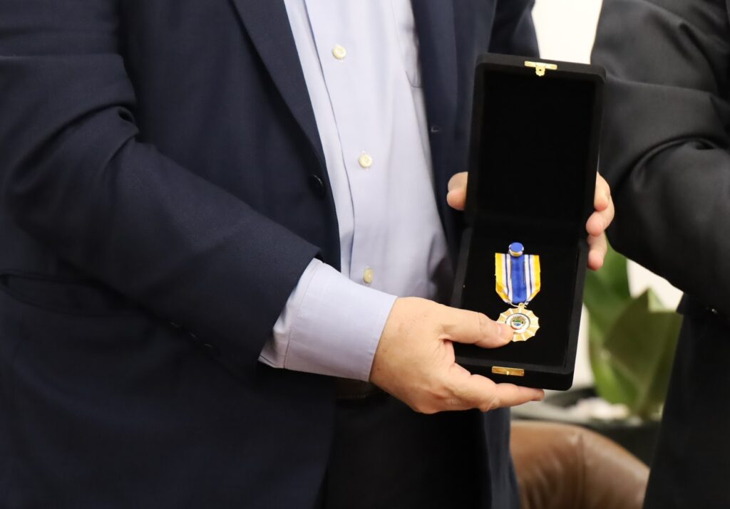 Delegado-Geral da Polícia Civil homenageia Presidente do Tribunal de Justiça de MS com Medalha Prêmio em visita institucional Delegado-Geral da Polícia Civil homenageia Presidente do Tribunal de Justiça de MS com Medalha Prêmio em visita institucional
