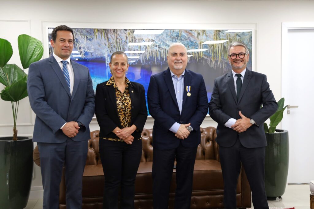 Delegado-Geral da Polícia Civil homenageia Presidente do Tribunal de Justiça de MS com Medalha Prêmio em visita institucional Delegado-Geral da Polícia Civil homenageia Presidente do Tribunal de Justiça de MS com Medalha Prêmio em visita institucional