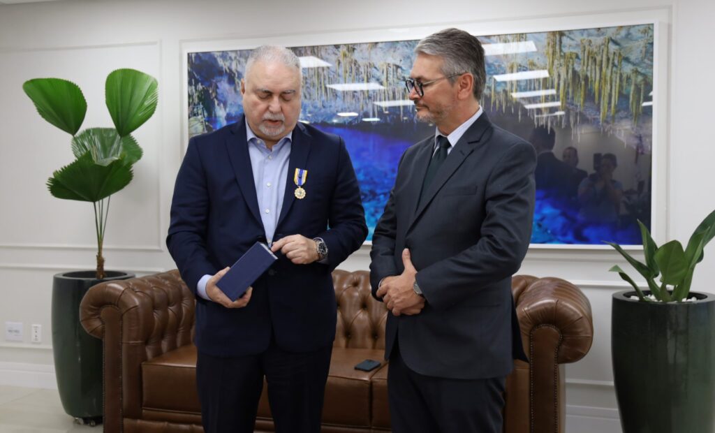 Delegado-Geral da Polícia Civil homenageia Presidente do Tribunal de Justiça de MS com Medalha Prêmio em visita institucional Delegado-Geral da Polícia Civil homenageia Presidente do Tribunal de Justiça de MS com Medalha Prêmio em visita institucional