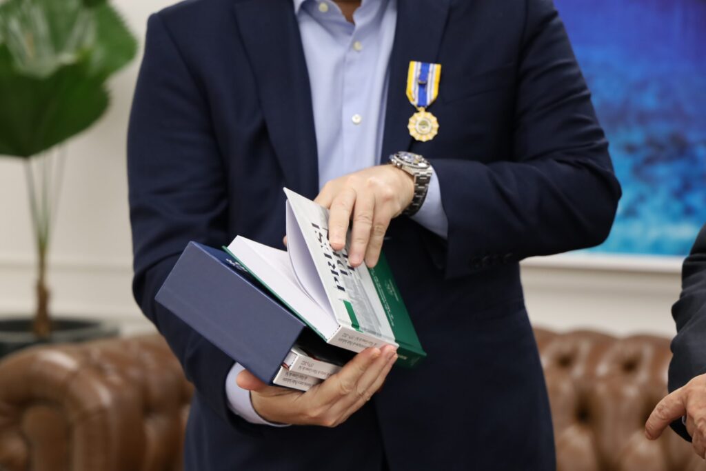Delegado-Geral da Polícia Civil homenageia Presidente do Tribunal de Justiça de MS com Medalha Prêmio em visita institucional Delegado-Geral da Polícia Civil homenageia Presidente do Tribunal de Justiça de MS com Medalha Prêmio em visita institucional