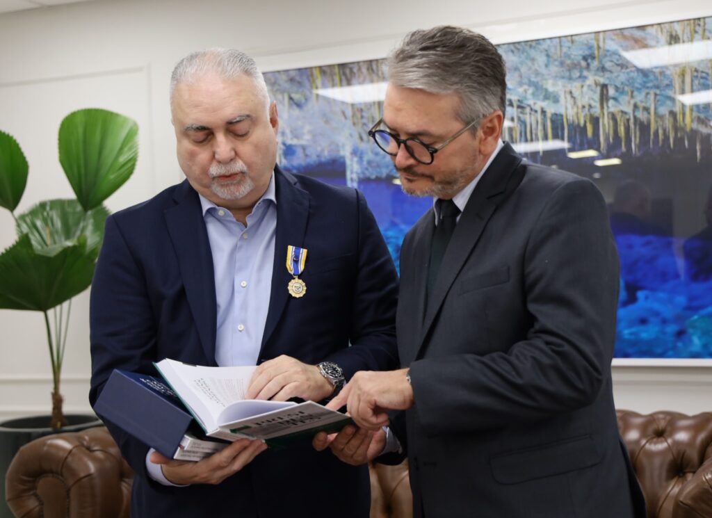 Delegado-Geral da Polícia Civil homenageia Presidente do Tribunal de Justiça de MS com Medalha Prêmio em visita institucional Delegado-Geral da Polícia Civil homenageia Presidente do Tribunal de Justiça de MS com Medalha Prêmio em visita institucional