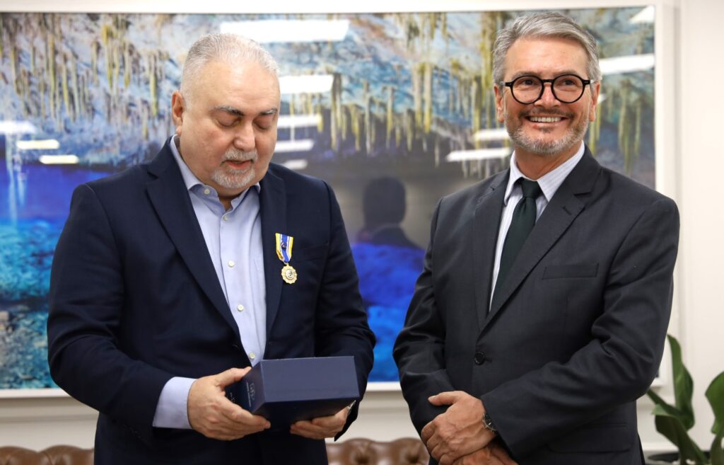 Delegado-Geral da Polícia Civil homenageia Presidente do Tribunal de Justiça de MS com Medalha Prêmio em visita institucional Delegado-Geral da Polícia Civil homenageia Presidente do Tribunal de Justiça de MS com Medalha Prêmio em visita institucional