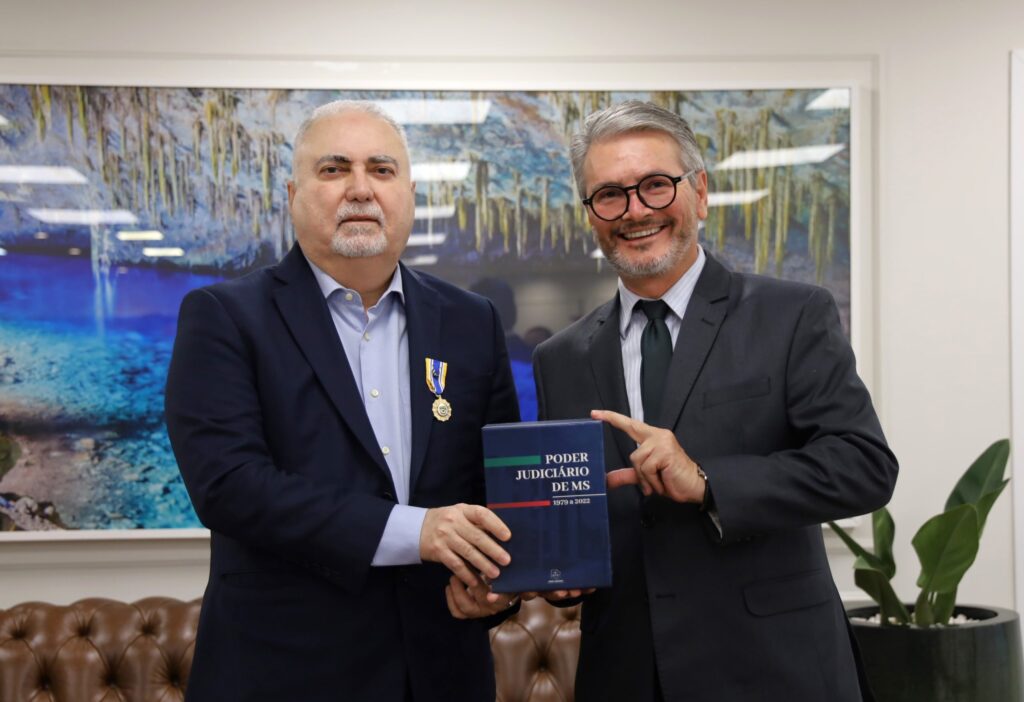 Delegado-Geral da Polícia Civil homenageia Presidente do Tribunal de Justiça de MS com Medalha Prêmio em visita institucional Delegado-Geral da Polícia Civil homenageia Presidente do Tribunal de Justiça de MS com Medalha Prêmio em visita institucional