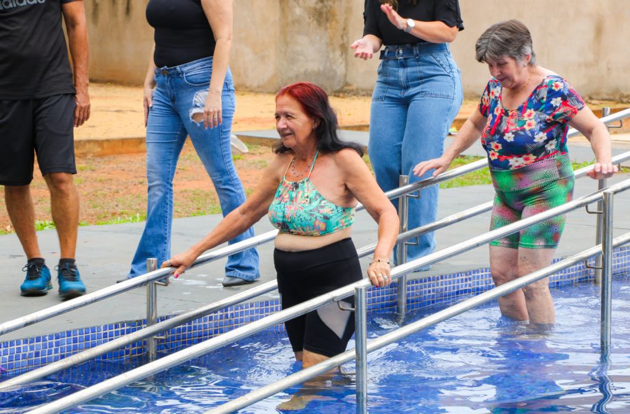 Idosos comemoram inauguração da nova piscina aquecida do Tia Nega Idosos comemoram inauguração da nova piscina aquecida do Tia Nega