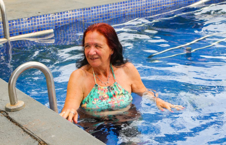 Idosos comemoram inauguração da nova piscina aquecida do Tia Nega Idosos comemoram inauguração da nova piscina aquecida do Tia Nega