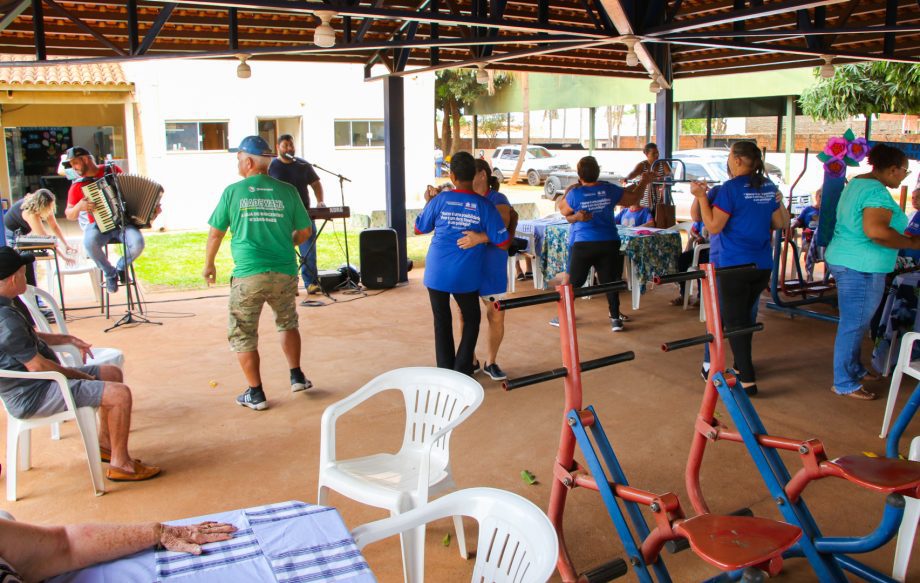 Idosos comemoram inauguração da nova piscina aquecida do Tia Nega Idosos comemoram inauguração da nova piscina aquecida do Tia Nega