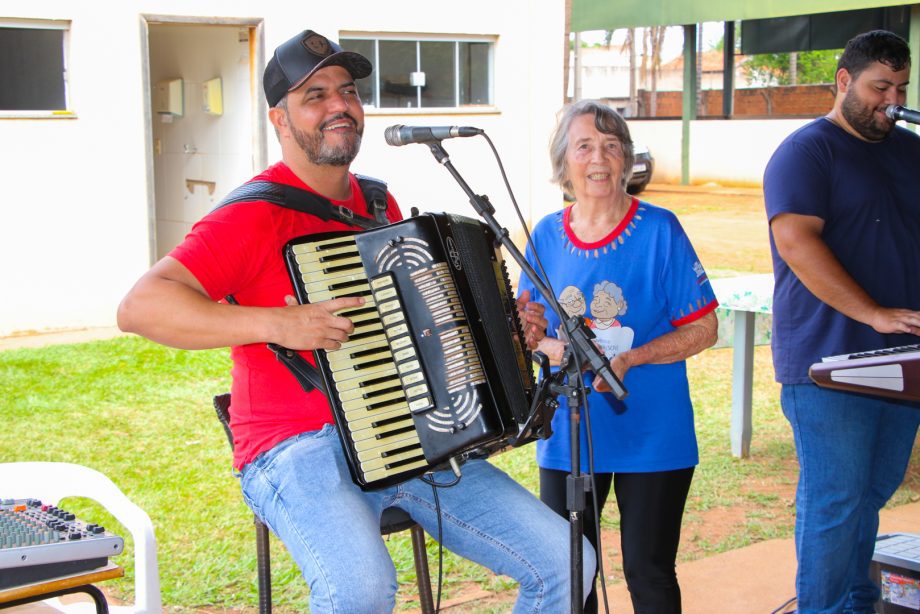 Idosos comemoram inauguração da nova piscina aquecida do Tia Nega Idosos comemoram inauguração da nova piscina aquecida do Tia Nega