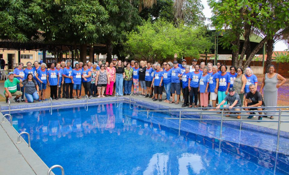 Idosos comemoram inauguração da nova piscina aquecida do Tia Nega Idosos comemoram inauguração da nova piscina aquecida do Tia Nega