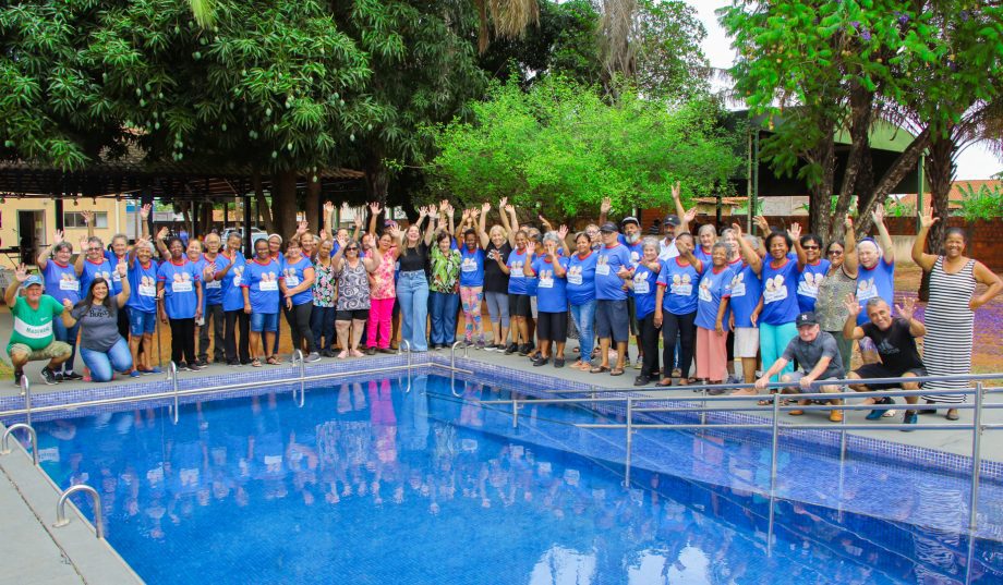 Idosos comemoram inauguração da nova piscina aquecida do Tia Nega Idosos comemoram inauguração da nova piscina aquecida do Tia Nega