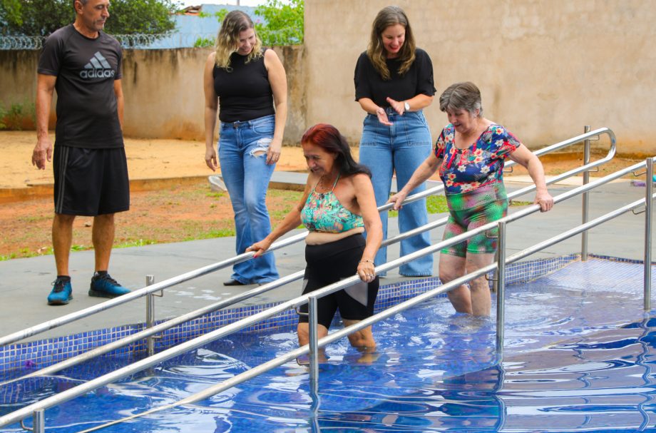 Idosos comemoram inauguração da nova piscina aquecida do Tia Nega Idosos comemoram inauguração da nova piscina aquecida do Tia Nega