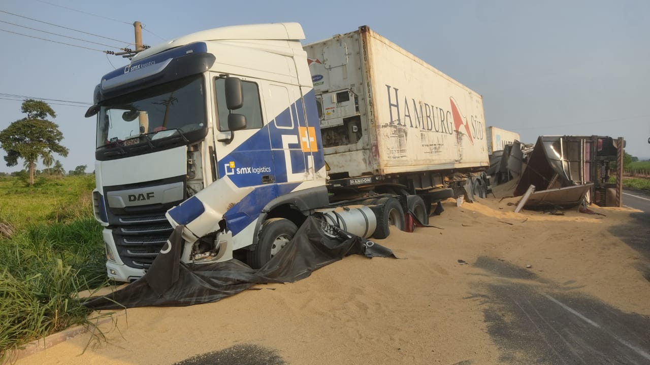 Acidente envolvendo três carretas mobiliza PMR na MS-480 Acidente envolvendo três carretas mobiliza PMR na MS-480