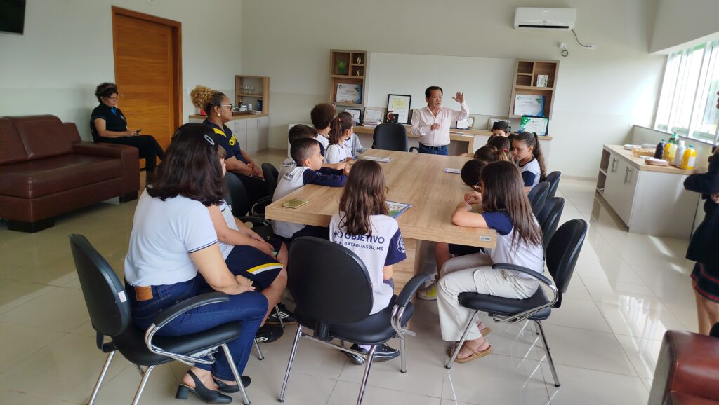Prefeita e vereadora mirins eleitas em projeto sobre importância do voto visitam prefeito Akira com estudantes Prefeita e vereadora mirins eleitas em projeto sobre importância do voto visitam prefeito Akira com estudantes