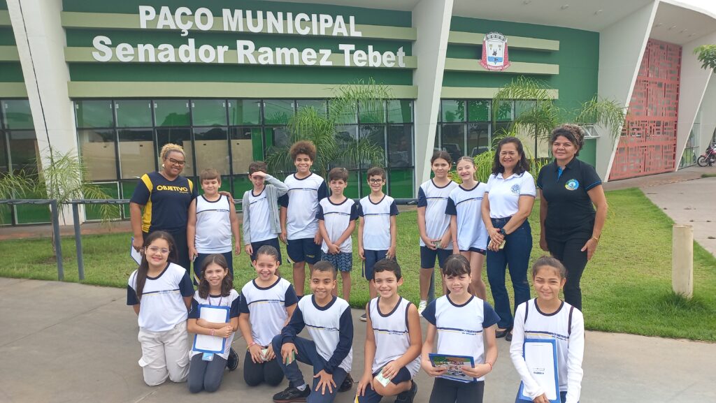 Prefeita e vereadora mirins eleitas em projeto sobre importância do voto visitam prefeito Akira com estudantes Prefeita e vereadora mirins eleitas em projeto sobre importância do voto visitam prefeito Akira com estudantes