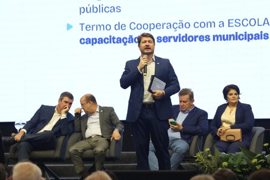 Governo de MS apresenta aos prefeitos eleitos as prioridades e projetos de cada secretaria Governo de MS apresenta aos prefeitos eleitos as prioridades e projetos de cada secretaria