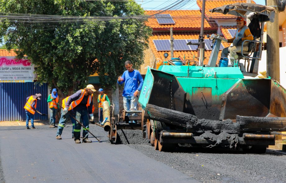 SEINTRA realiza recapeamento em 3 km de ruas do Jardim Dourados SEINTRA realiza recapeamento em 3 km de ruas do Jardim Dourados