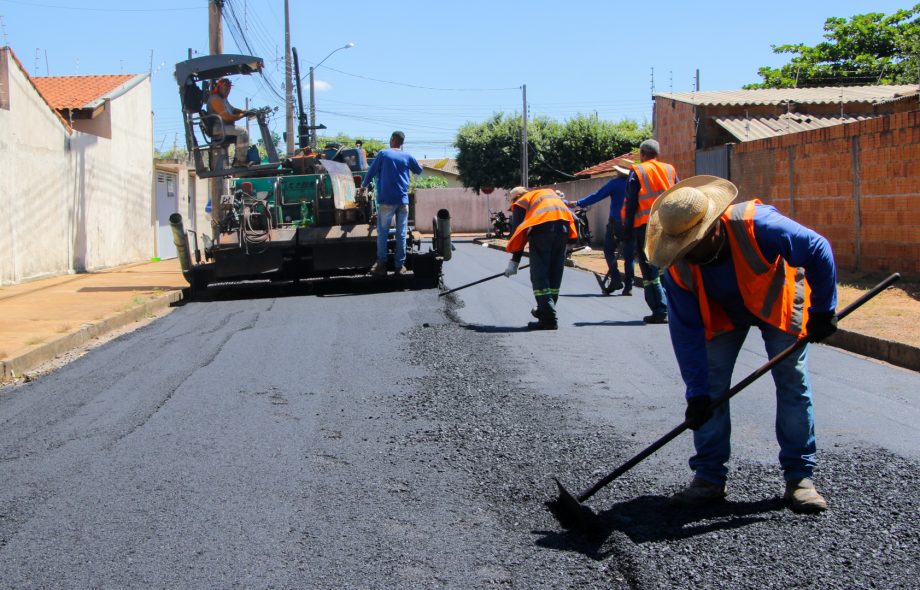 SEINTRA realiza recapeamento em 3 km de ruas do Jardim Dourados SEINTRA realiza recapeamento em 3 km de ruas do Jardim Dourados