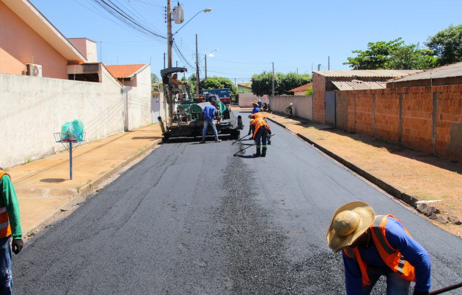 SEINTRA realiza recapeamento em 3 km de ruas do Jardim Dourados SEINTRA realiza recapeamento em 3 km de ruas do Jardim Dourados