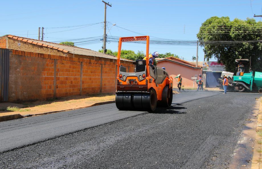 SEINTRA realiza recapeamento em 3 km de ruas do Jardim Dourados SEINTRA realiza recapeamento em 3 km de ruas do Jardim Dourados