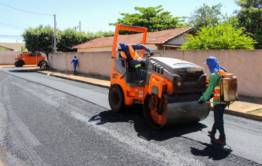 SEINTRA realiza recapeamento em 3 km de ruas do Jardim Dourados SEINTRA realiza recapeamento em 3 km de ruas do Jardim Dourados