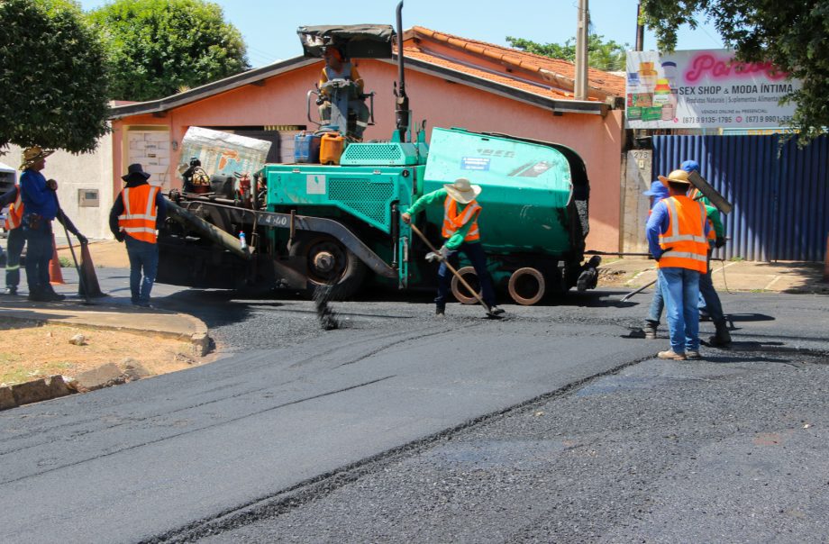 SEINTRA realiza recapeamento em 3 km de ruas do Jardim Dourados SEINTRA realiza recapeamento em 3 km de ruas do Jardim Dourados