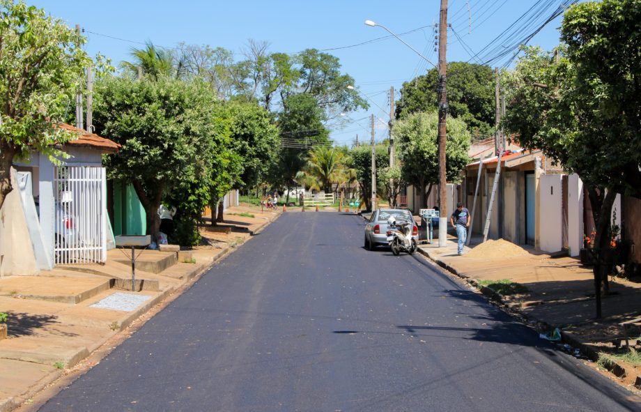 SEINTRA realiza recapeamento em 3 km de ruas do Jardim Dourados SEINTRA realiza recapeamento em 3 km de ruas do Jardim Dourados