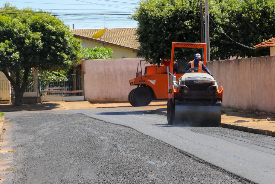 SEINTRA realiza recapeamento em 3 km de ruas do Jardim Dourados SEINTRA realiza recapeamento em 3 km de ruas do Jardim Dourados