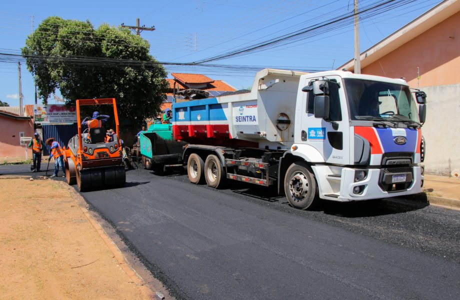 SEINTRA realiza recapeamento em 3 km de ruas do Jardim Dourados SEINTRA realiza recapeamento em 3 km de ruas do Jardim Dourados