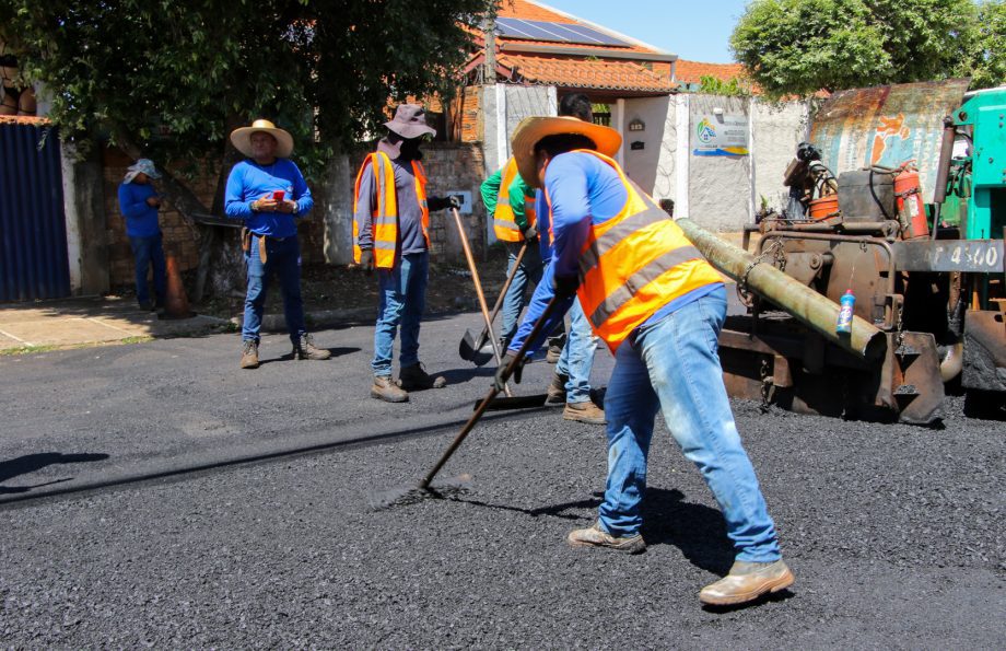 SEINTRA realiza recapeamento em 3 km de ruas do Jardim Dourados SEINTRA realiza recapeamento em 3 km de ruas do Jardim Dourados