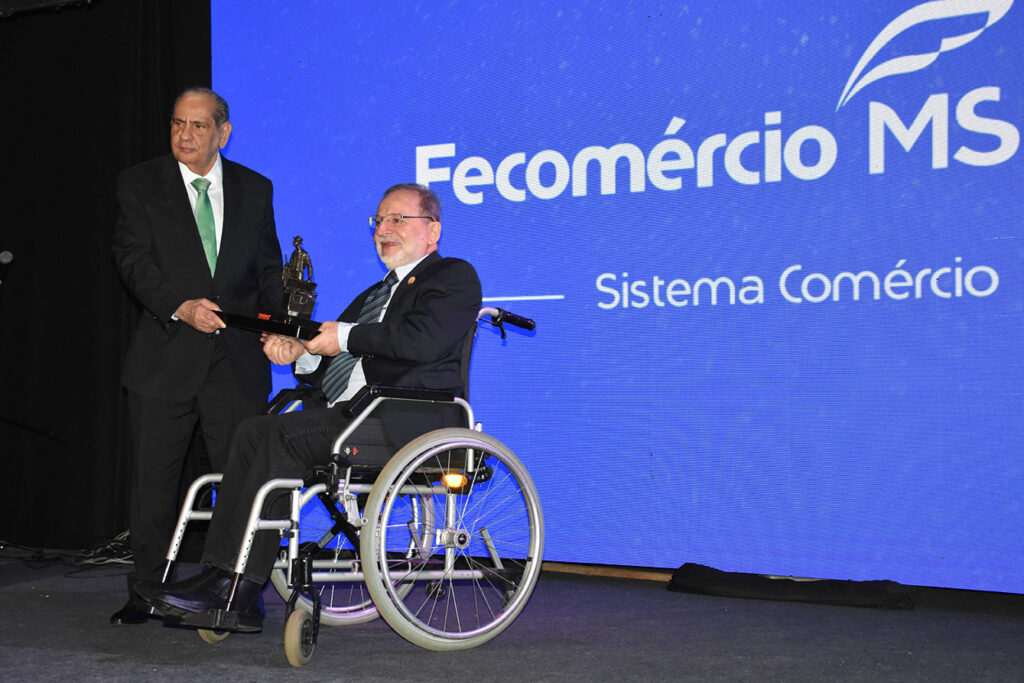 Longen prestigia entrega de título de cidadão e comenda do mérito a presidente do CNC Longen prestigia entrega de título de cidadão e comenda do mérito a presidente do CNC
