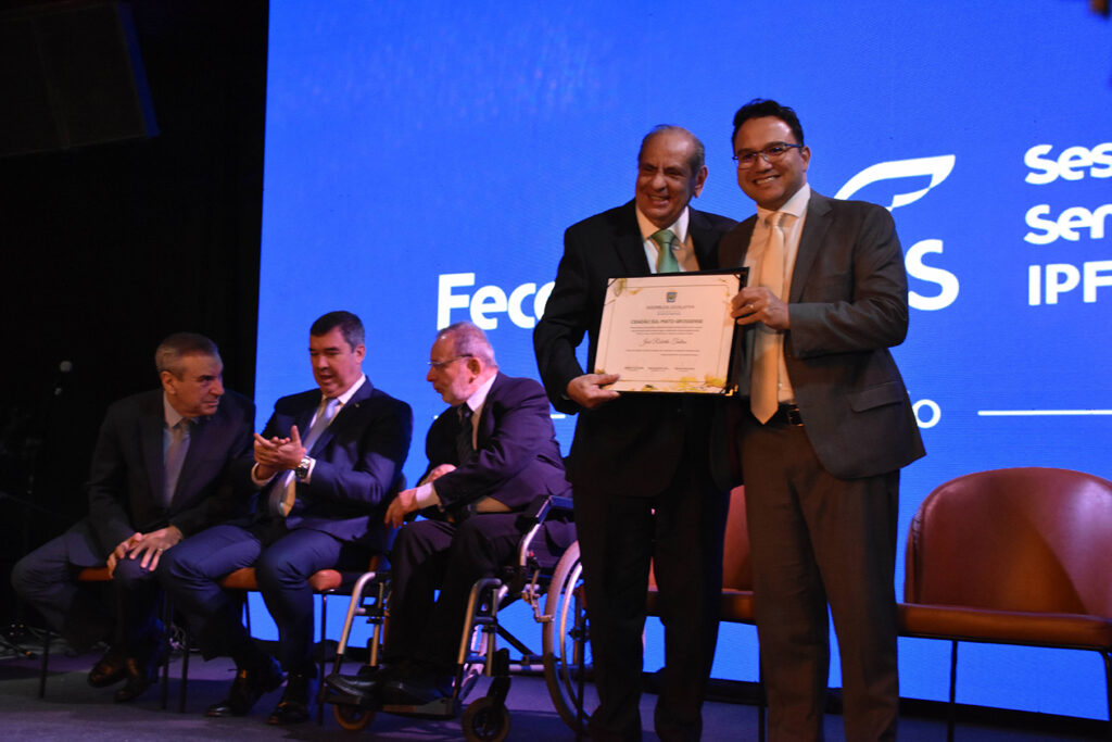 Longen prestigia entrega de título de cidadão e comenda do mérito a presidente do CNC Longen prestigia entrega de título de cidadão e comenda do mérito a presidente do CNC