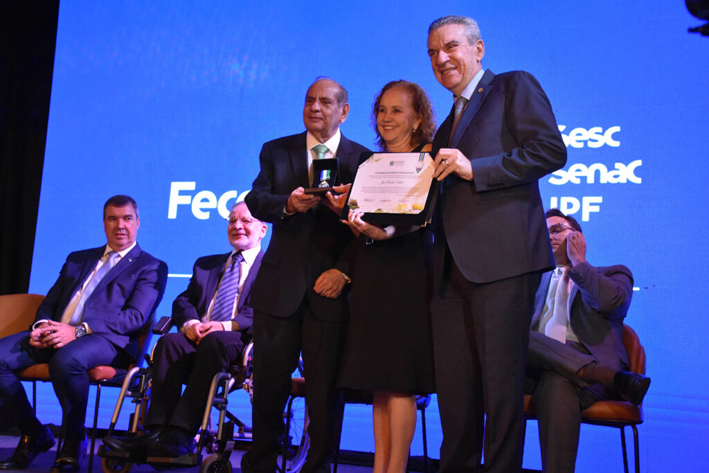 Longen prestigia entrega de título de cidadão e comenda do mérito a presidente do CNC Longen prestigia entrega de título de cidadão e comenda do mérito a presidente do CNC