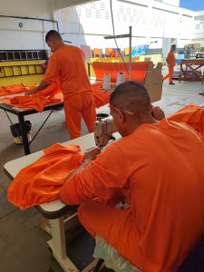 Governo de MS economiza R$ 1,1 milhão com internos produzindo uniformes nos presídios Governo de MS economiza R$ 1,1 milhão com internos produzindo uniformes nos presídios